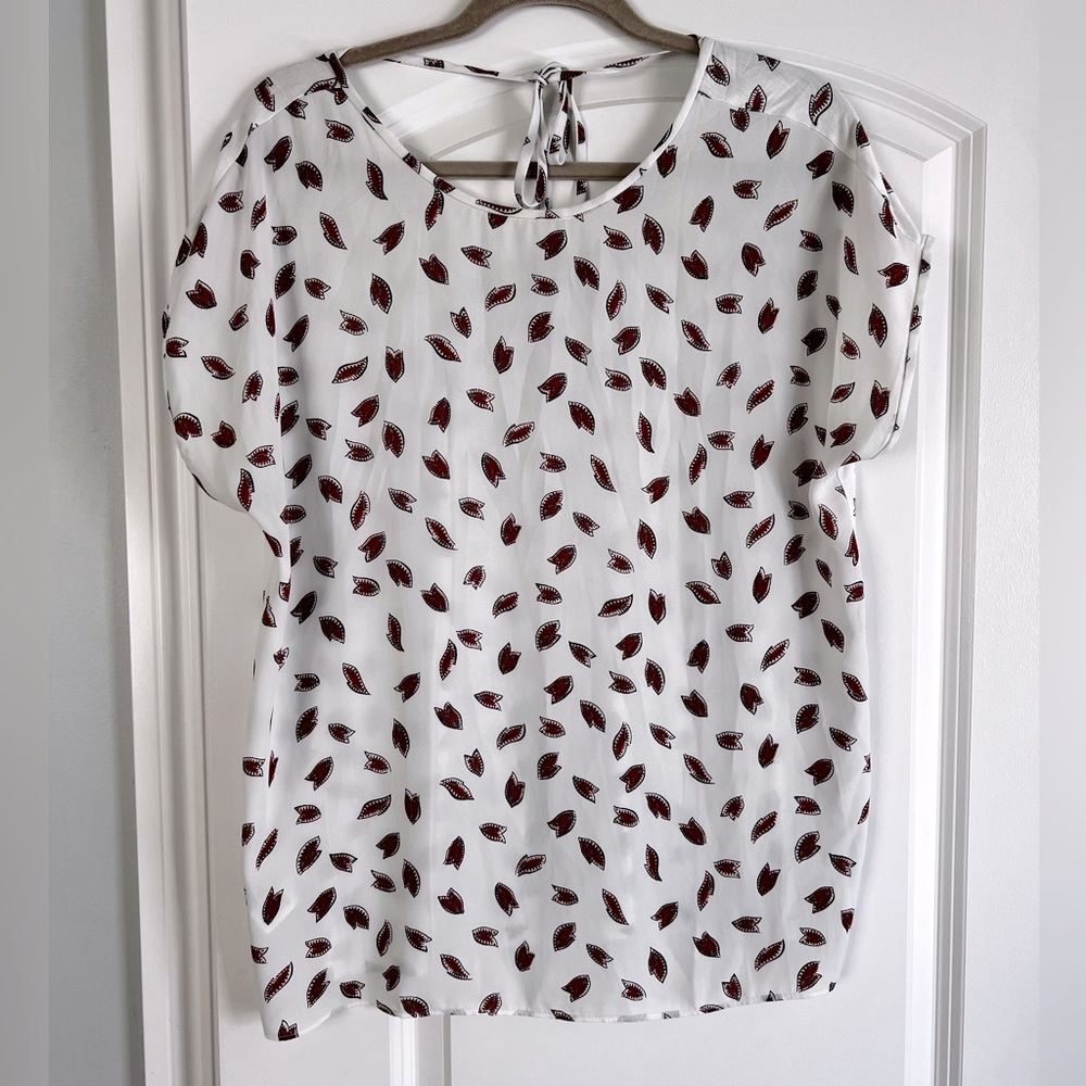 Adorable short sleeve patterned short sleeve top from Loft